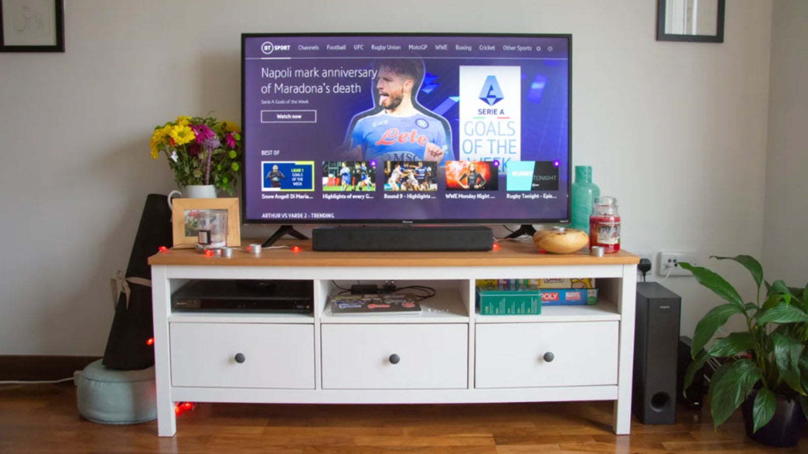 где_поставить_сабвуфер_относительно_саундбара_creative_stage_360_soundbar_and_subwoofer телевизор на подставке