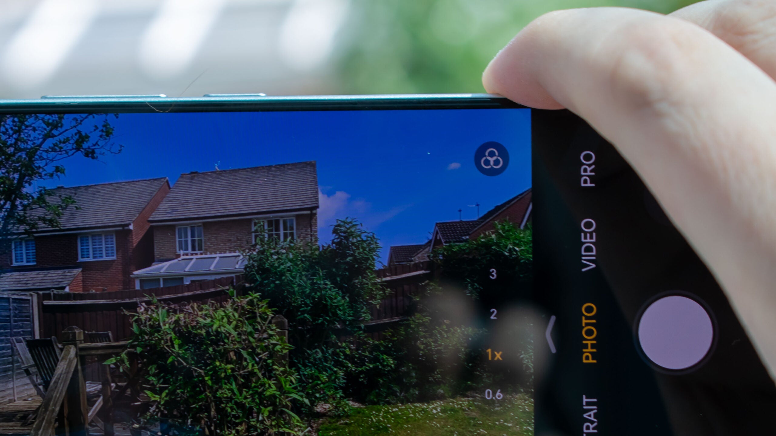 Honor 400 Lite в руке, открыто приложение камеры