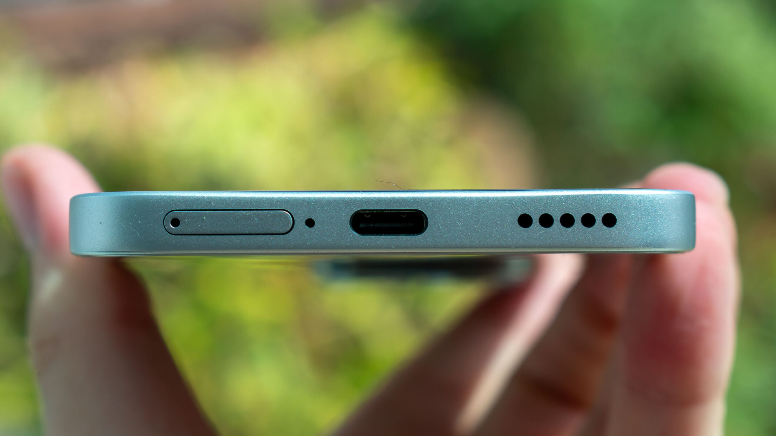 Honor 400 Lite в руке, вид на нижний край и порт зарядки