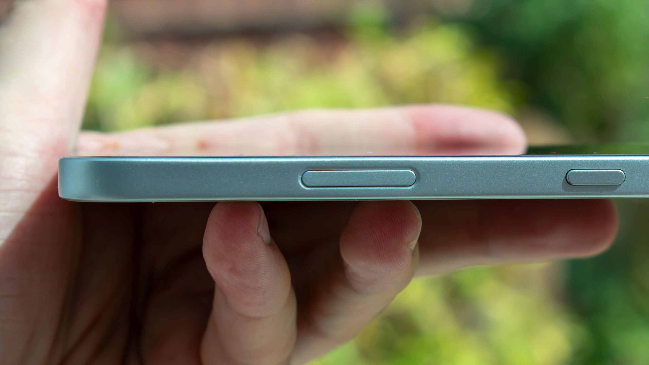Honor 400 Lite в руке, крупный план кнопки камеры