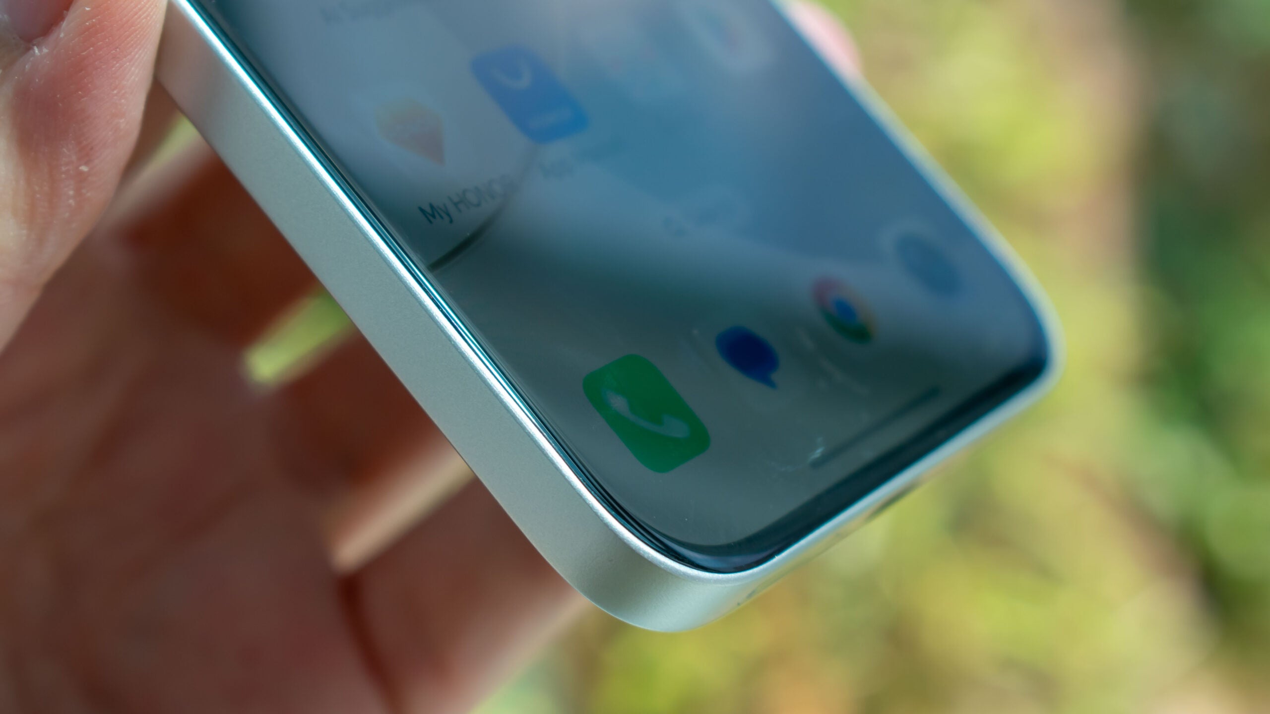 Вид под углом на экран Honor 400 Lite