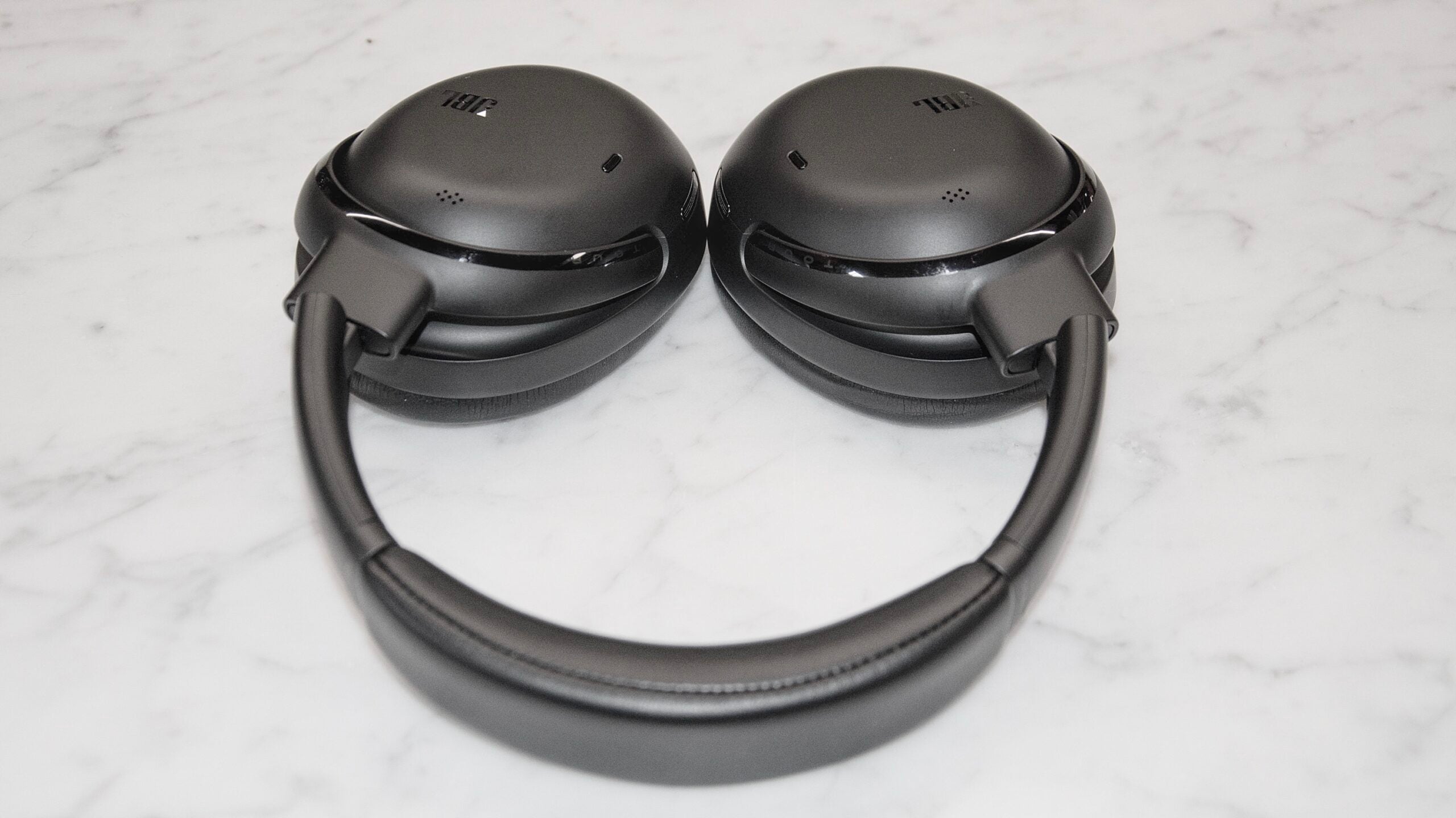 JBL Tour ONE M3 – showing the headband and the upper part of the earcups