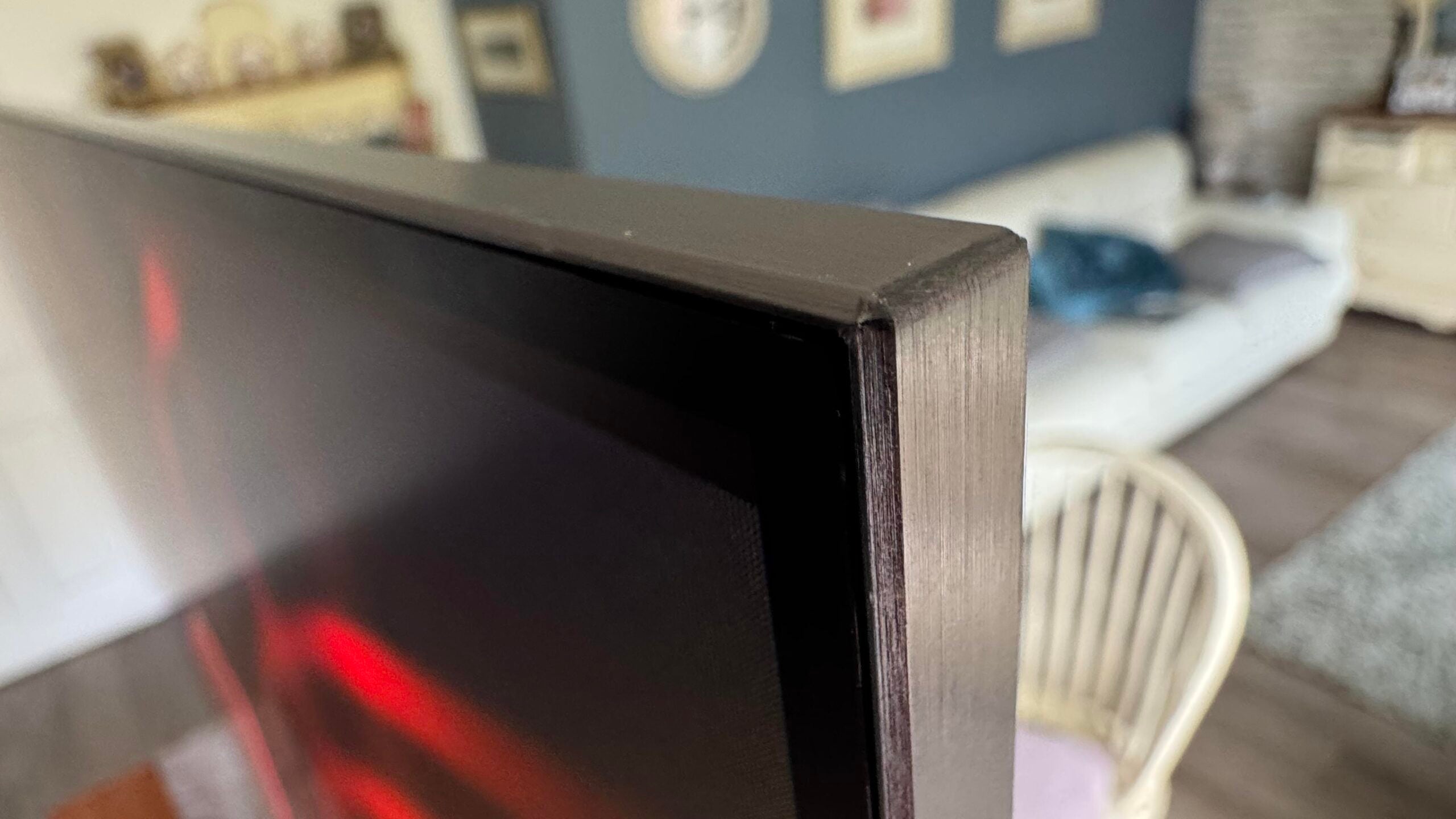 Крупный план верхнего угла QD-OLED панели Samsung S95F