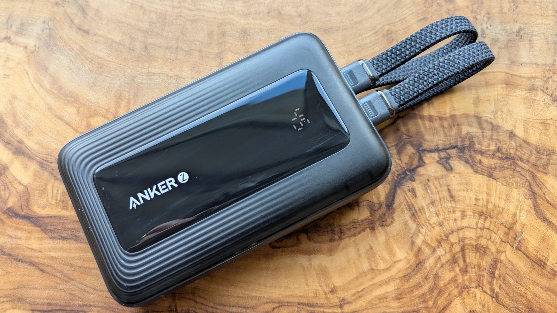 Anker Zolo A1680 на деревянном столе с подключенными кабелями