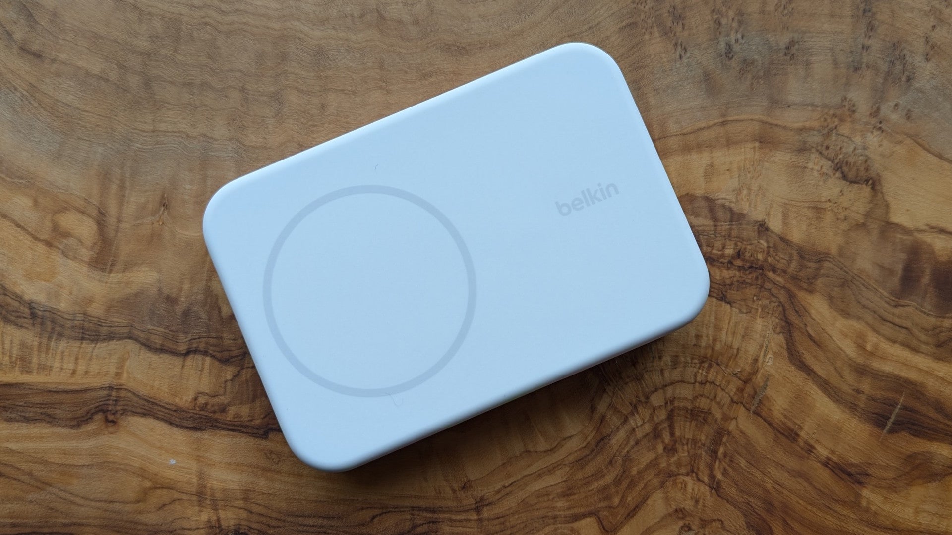 Belkin BoostCharge Pro 10K на деревянной поверхности