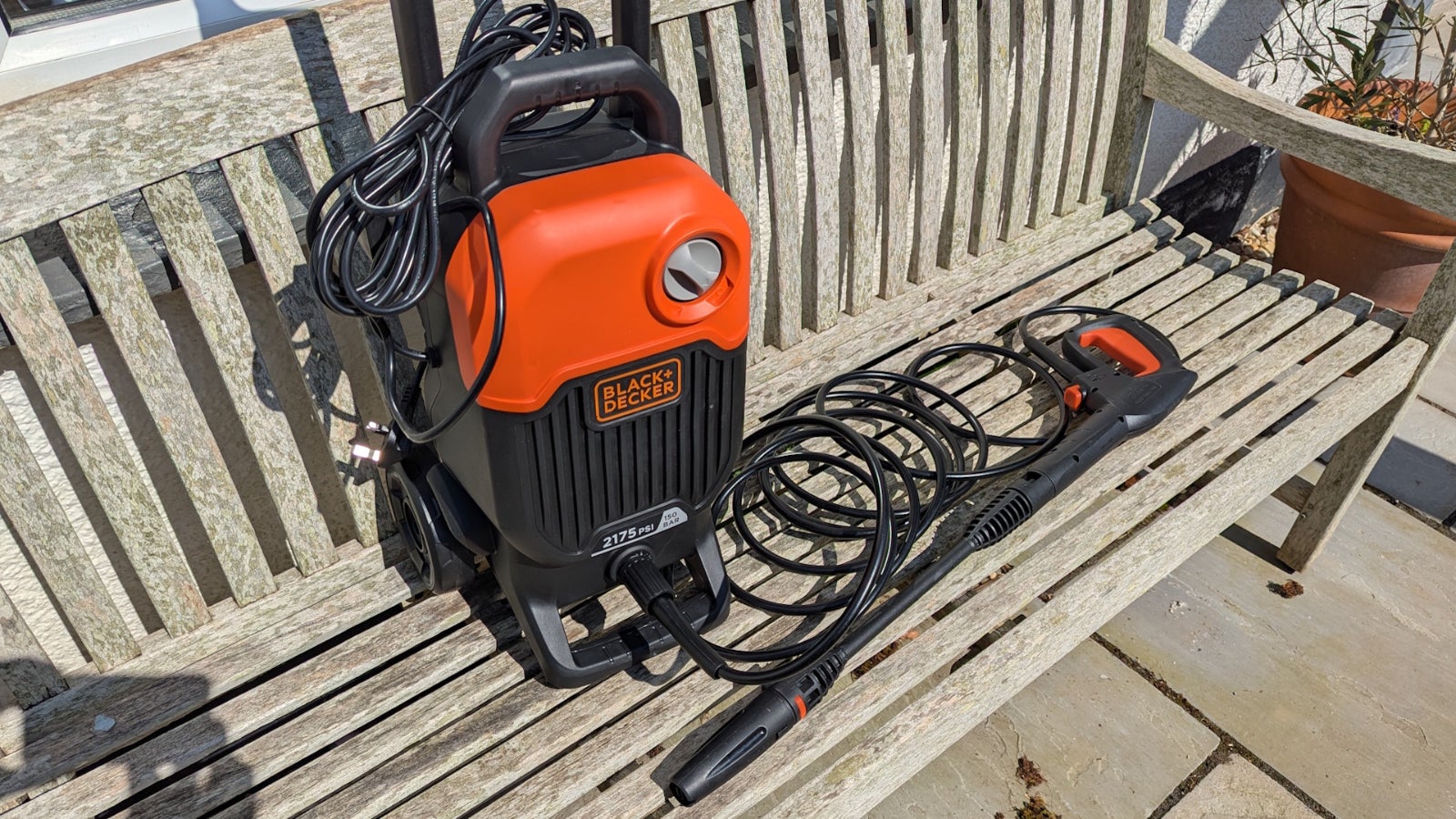 Black + Decker BEPW2000-GB обзор минимойка на скамейке вертикально