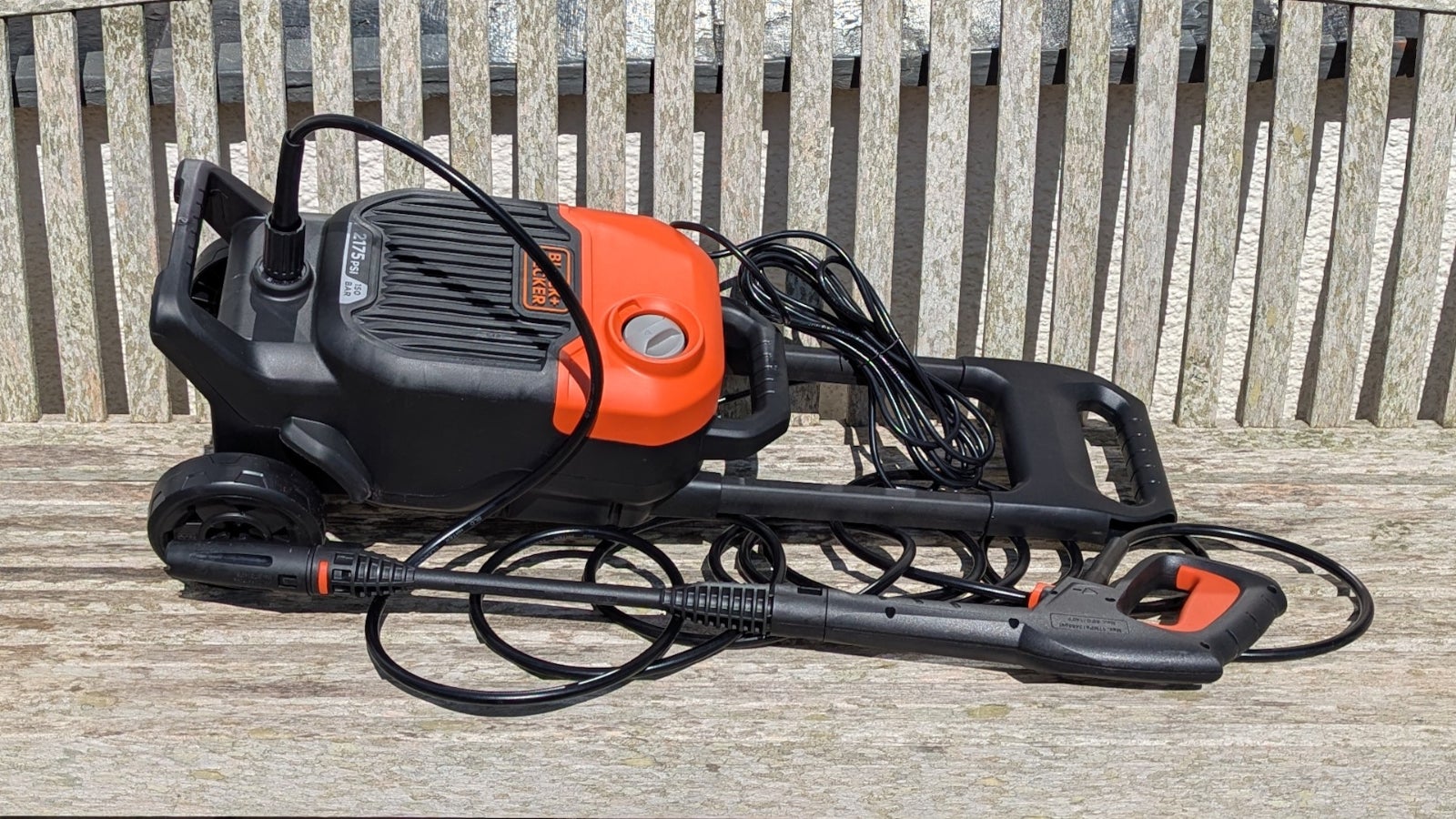 Black + Decker BEPW2000-GB обзор минимойка на боку