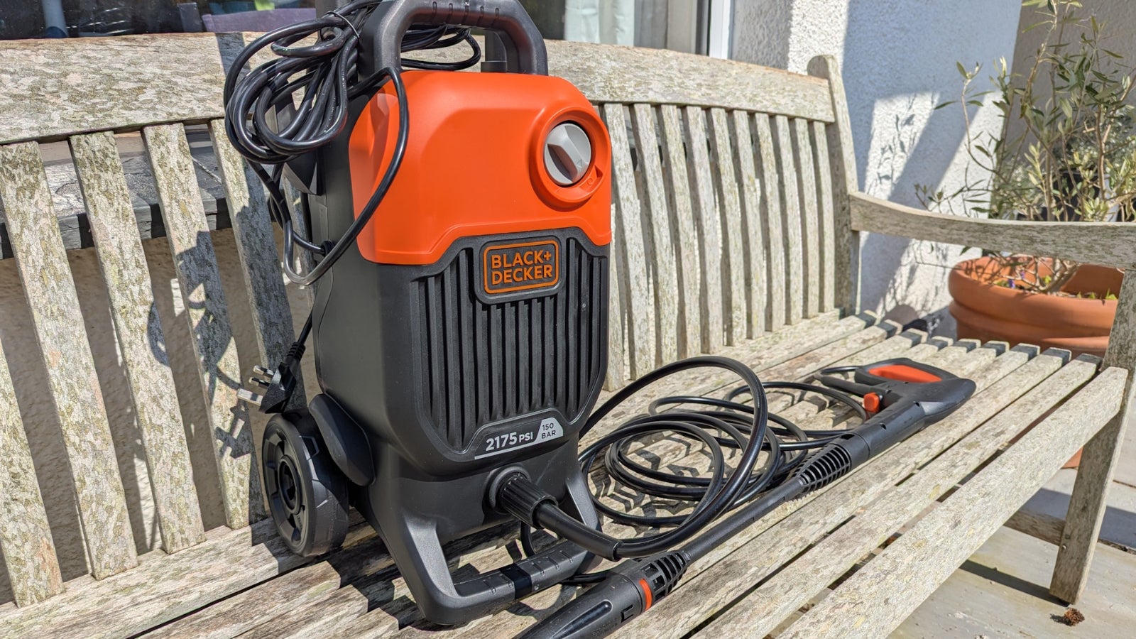 Black + Decker BEPW2000-GB обзор минимойка вертикально на скамейке