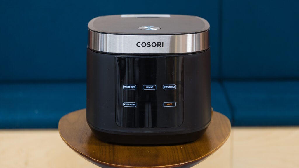 Cosori 5l Rice Cooker на деревянной поверхности