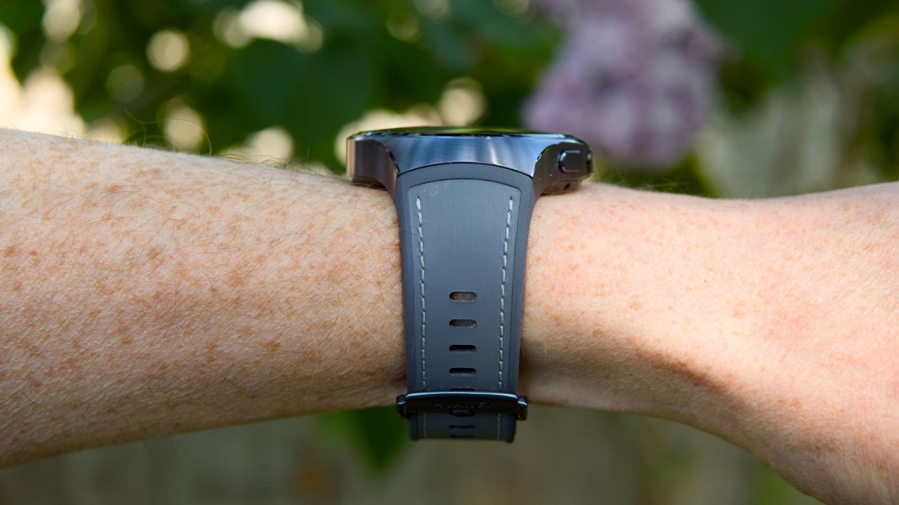Крупный план боковой части Huawei Watch 5