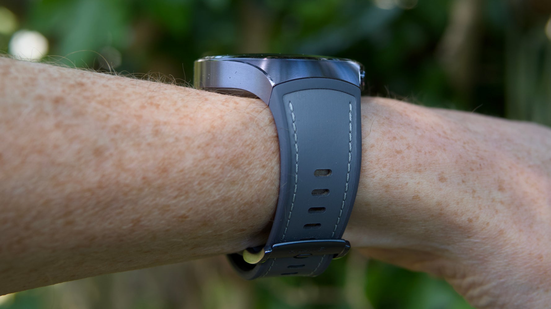 Huawei Watch 5 сбоку, на запястье