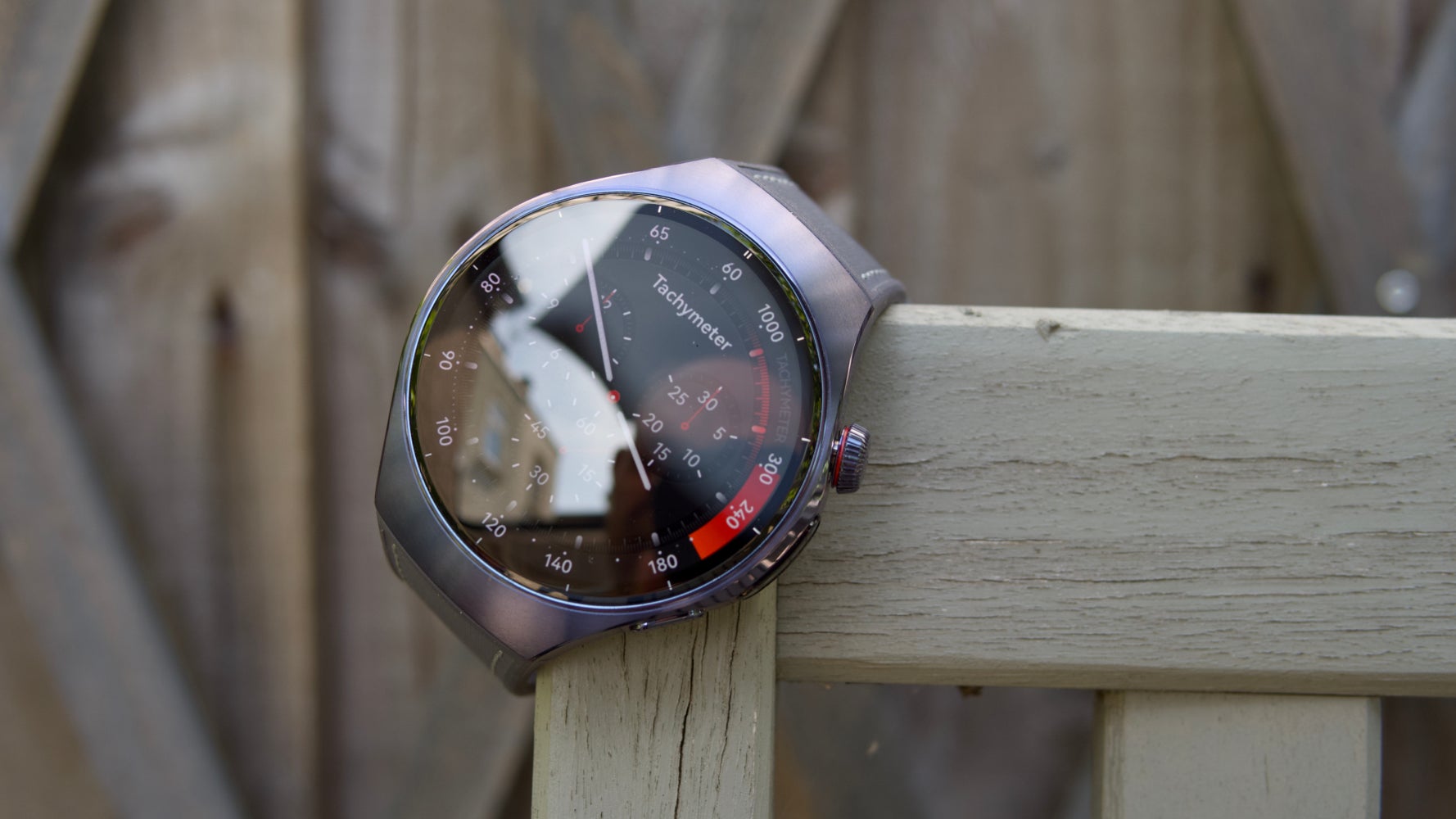 Huawei Watch 5 и его сферическое сапфировое стекло спереди
