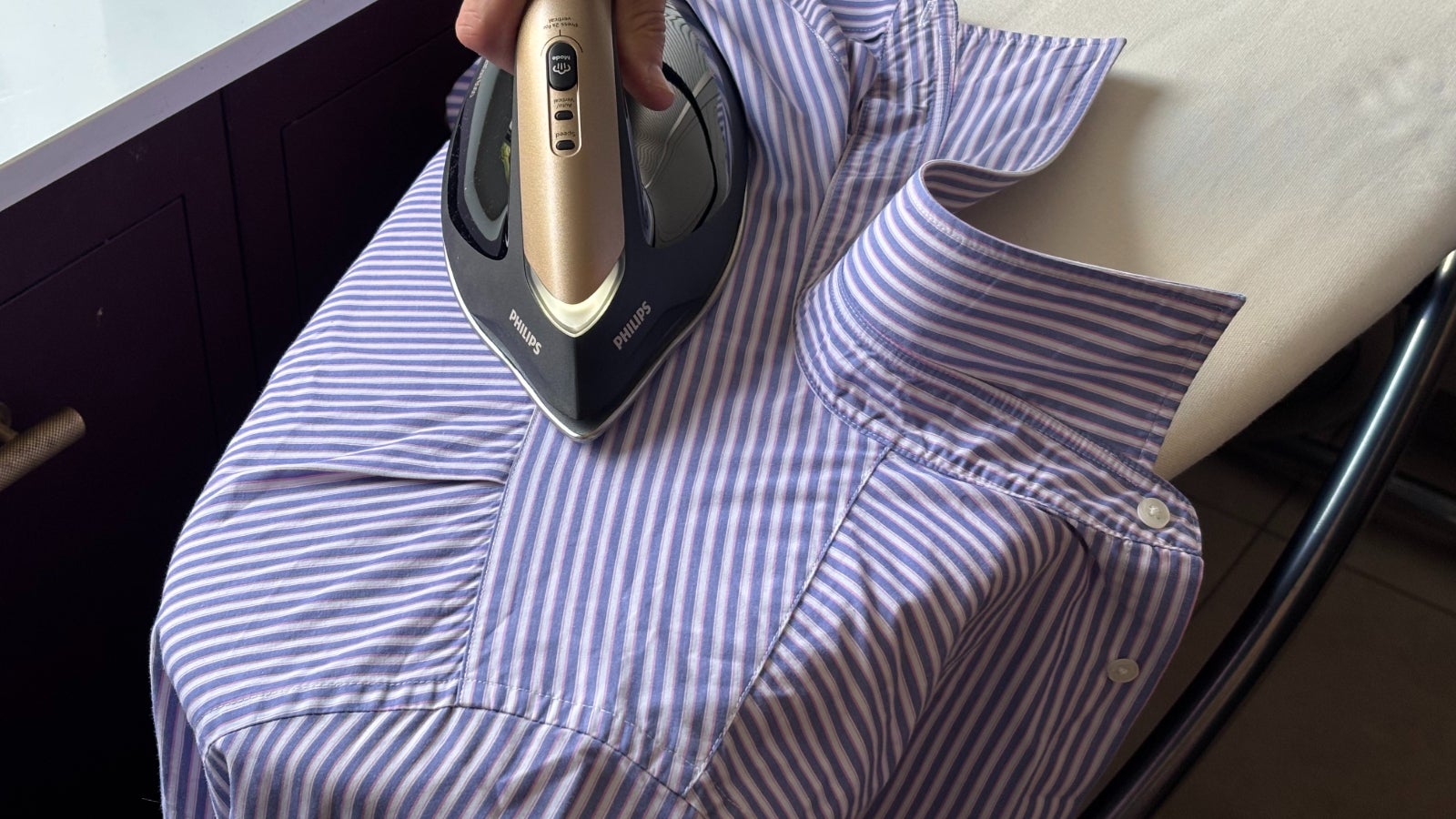 Philips PerfectCare 8000 PSG8130/80 Steam Generator Iron review shoulder being ironed