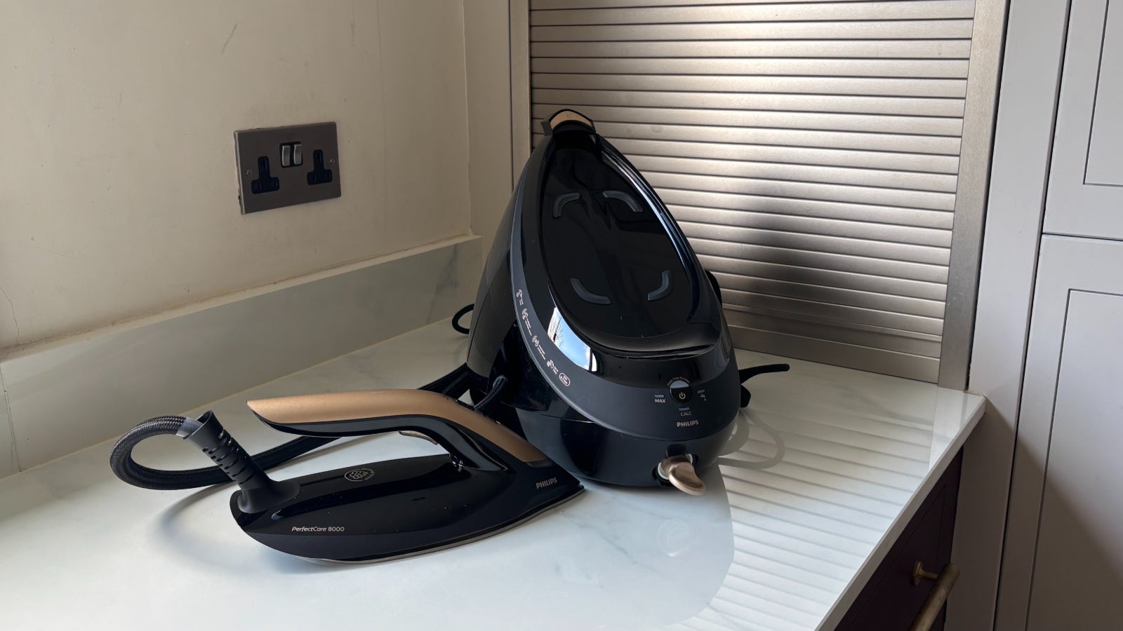 Philips PerfectCare 8000 PSG8130/80 Steam Generator Iron review iron and base