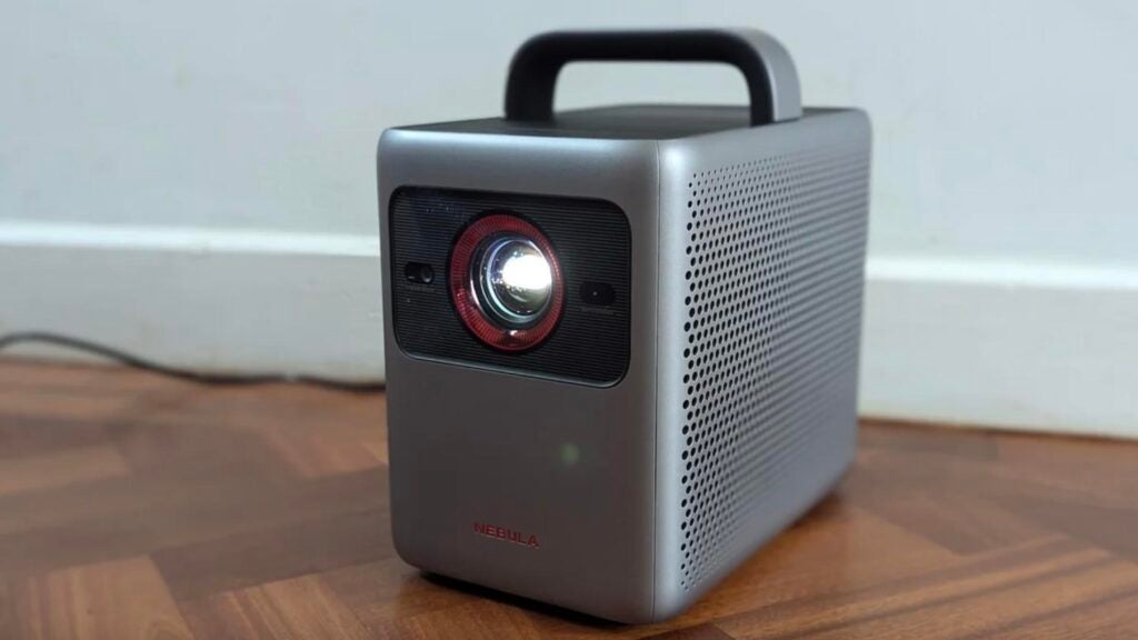 Проектор Anker Nebula Cosmos 4K SE на деревянном полу