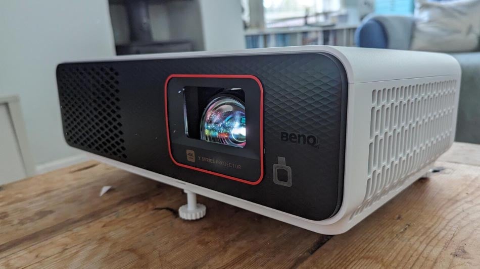 Лучший проектор - BenQ X500i на столе в гостиной