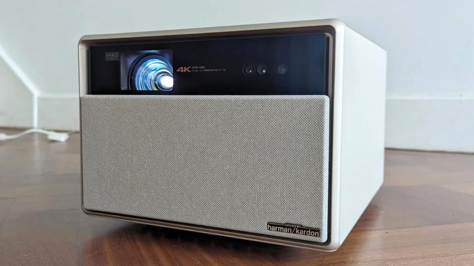 4K проектор XGIMI Horizon Ultra на деревянном полу