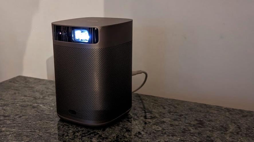 Портативный проектор XGIMI MoGo 2 Pro на мраморной поверхности