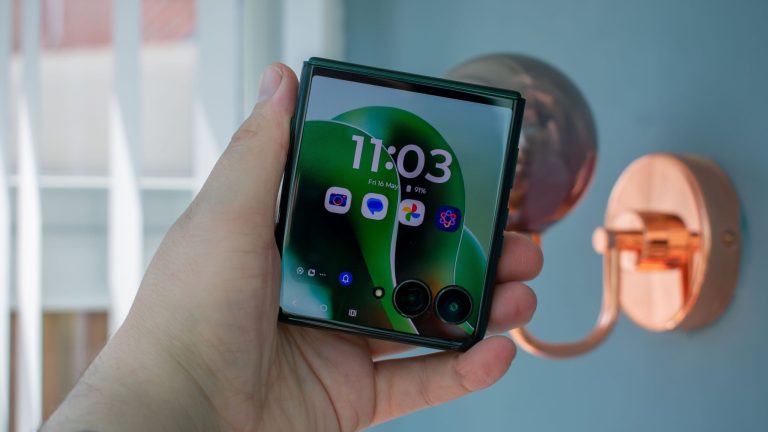 Обзор Motorola Razr 60 Ultra: Новый уровень складных смартфонов