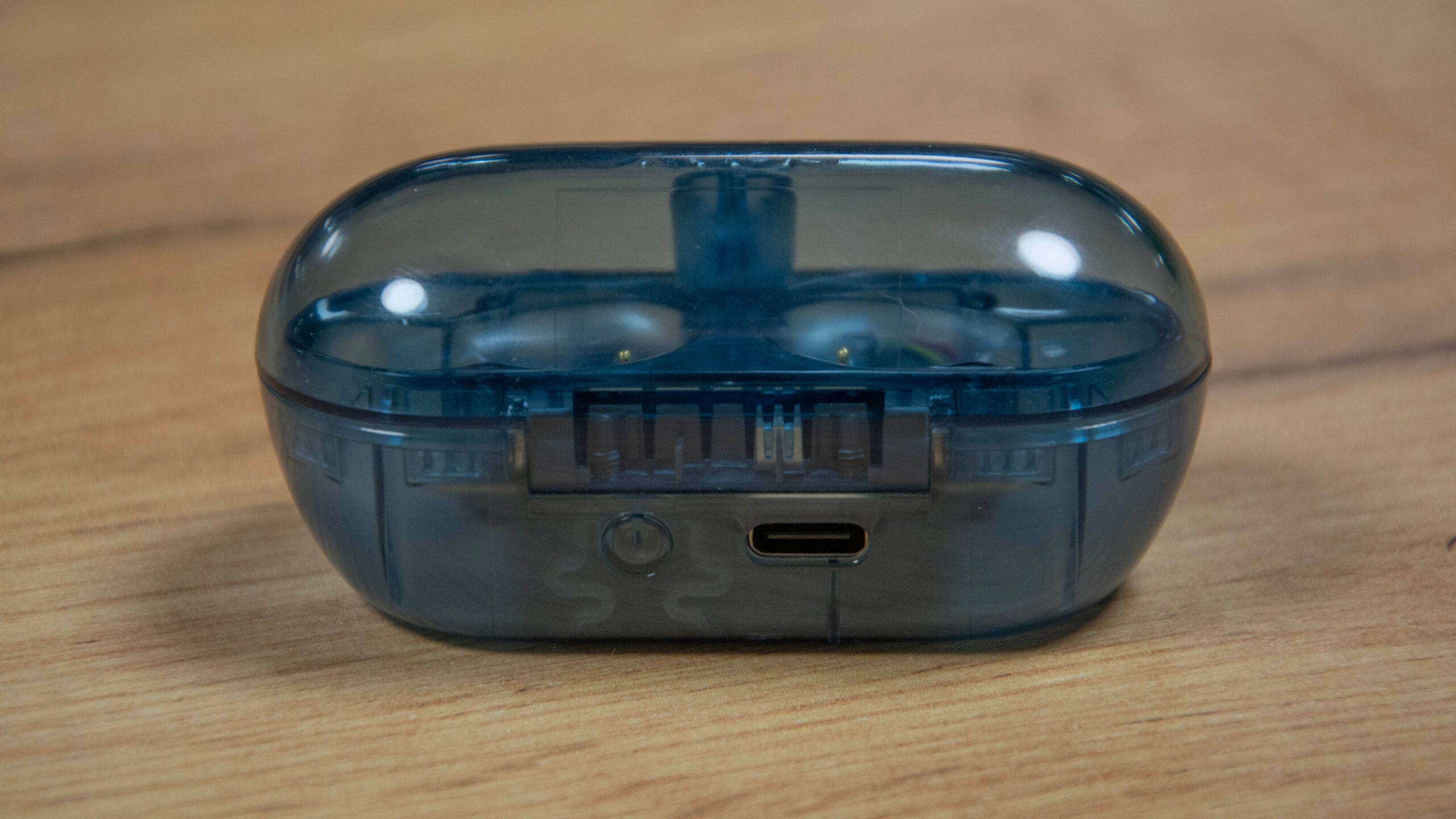 Задняя часть кейса Sony WF-C710N